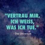 Sternenhimmel-Hintergrund mit dem Zitat: 'Vertrau mir. Ich weiss, was ich tue.' von Das Universum, Text weist auf Max und Merkur hin.
