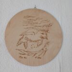 Helles Holz rundteller mit einer gravierten Robbe im Wasser, passend zur Suche nach dem Cousin vom Rhein und den Gedanken an Flüsse.